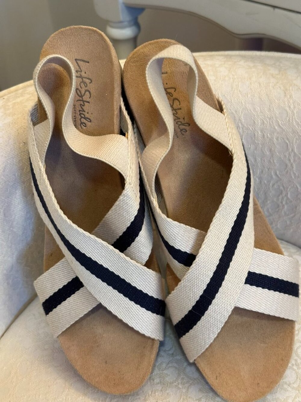Life Stride Platform wedge sandals Cream canvas w/ navy stripe on straps 9.5M